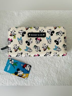 NWT Disney Mickey And Friends Zip Wallet Clutch Cream Lanyard Goofy Pluto Daisy